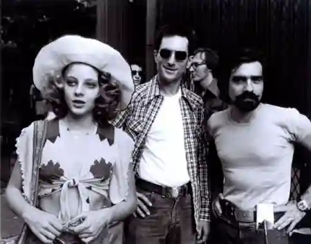 『タクシードライバー』撮影時のロバート・デ・ニーロ、ジョディ・フォスター、監督マーティン・スコセッシ